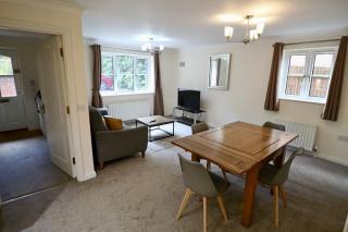 Bracknell 2 Bed Apartment with Parking - 7