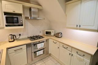 Bracknell 2 Bed Apartment with Parking - 6