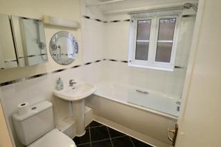 Bracknell 2 Bed Apartment with Parking - 1
