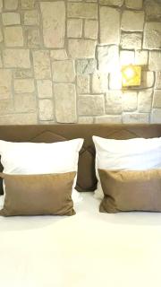 Stonehouse-Pag - 1