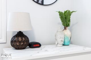 The Neon Palace - King Bed - Fireplace - Netflix - UGPark - 2