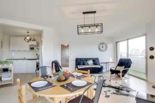 Bright apartment with balcony and sea view - 8