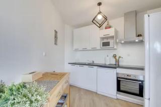 Bright apartment with balcony and sea view - 6