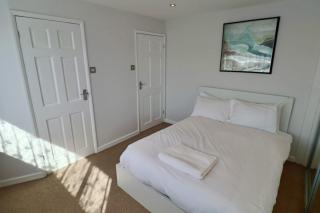 3 Bed Home with Driveway in Ascot - 8