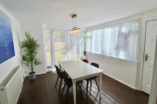 3 Bed Home with Driveway in Ascot - 5