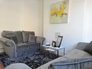 The Cosy Nest Modern - 3BR House - Sleeps 7 - Near City Centre - STARLINK Wi-fi - Liverpool - 2