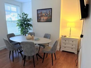 The Cosy Nest Modern - 3BR House - Sleeps 7 - Near City Centre - STARLINK Wi-fi - Liverpool - 1