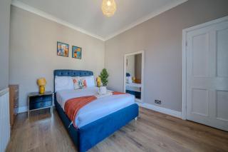 Sleeps 6 Spacious 3 Bed House W Free Parking - 1
