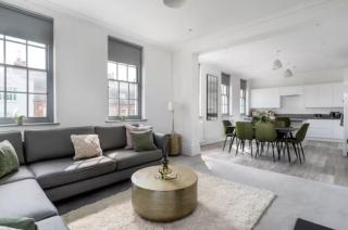 Luxury 3BR Home In Woburn | Free Parking - 4