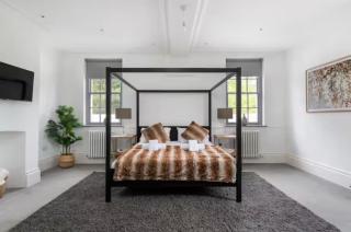 Luxury 3BR Home In Woburn | Free Parking - 9