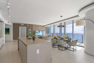 Gorgeous Oceanfront Three Bedroom Pools and Gym - 5