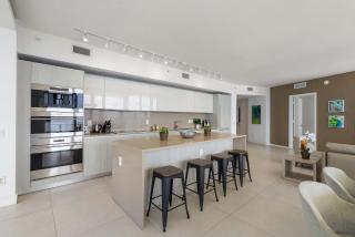 Gorgeous Oceanfront Three Bedroom Pools and Gym - 4