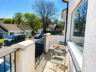 Central apartment with parking minutes from Tenby North beach - 0