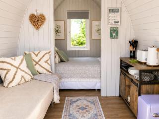 'Nyth' GLAMPING LOG POD, SLEEPS 4 NOBLE COURT HOLIDAY PARK PEMBROKESHIRE - 9