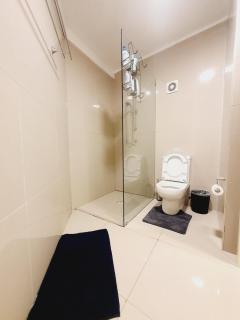 Classic 2BR Guest Suite Near Lake with Garden Oasis - 1