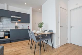 Modern Heathrow Apartment Sleeps 6 - 2