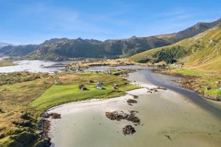 Fantastic location on an island with its own white beach - 7