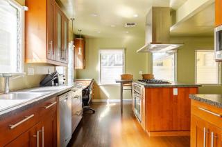 Melrose Ave 2 bedroom home with sunny front yard - 3
