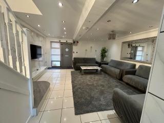 Family Friendly - Sleeps12 - Free Parking - Garden - 0