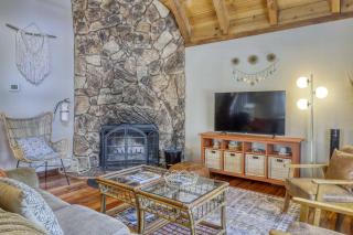 All-season dog-friendly cabin with fireplace & deck - near Heavenly & beach - 4