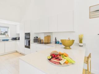 Stunning Eco Retreat | Near Beaches | Balcony & Parking - 5