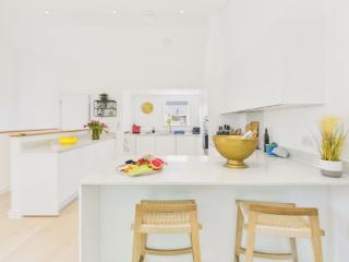 Stunning Eco Retreat | Near Beaches | Balcony & Parking - 9