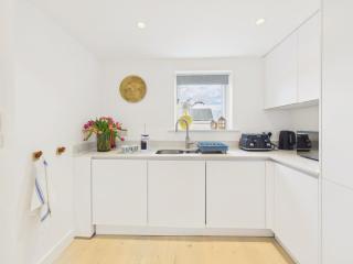 Stunning Eco Retreat | Near Beaches | Balcony & Parking - 2