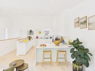 Stunning Eco Retreat | Near Beaches | Balcony & Parking - 1