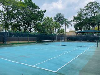 Luxe 3BR Apt on Yacht Club Free Parking Amenities - 1