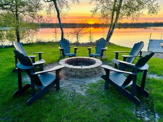 Lake Escape with paddle boards, fire pit & game room - 9