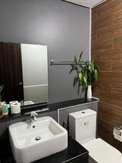Bayfront Suite with Balcony & Manila Bay View, Fast WiFi, Netflix, Pool, Gym & Sauna, Near MOA, NAIA, PICC & Star City, WFH Ready - Manille - 8