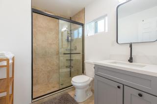 1 Bedroom with King Bed Near Attractions - 6