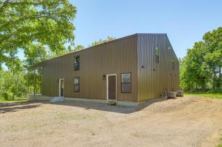 Riverfront Retreat w/ Porch & Views in Des Arc! - 8