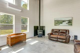 Riverfront Retreat w/ Porch & Views in Des Arc! - 1