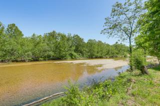 Riverfront Retreat w/ Porch & Views in Des Arc! - 9