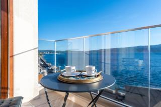 Elegant Seafront Apartment, Top Floor Oasis - 4