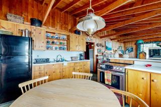 Peaceful 2BR Lakefront Cabin w/ New Dock - 2