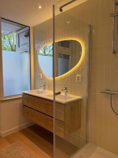 Cozy modern flat 15m from canals - 8