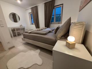 Donau Living Chic Apartment with River Flair - 3