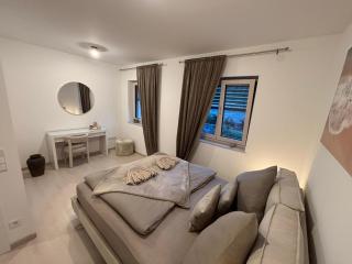 Donau Living Chic Apartment with River Flair - 8