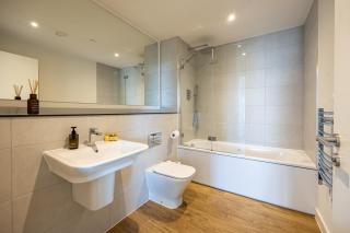 Stylish City Centre 2 Bed with Panoramic Views - 9