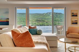 NEW! Stunning Tremblant Lakefront Gym/Pool Table - 0