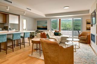 NEW! Stunning Tremblant Lakefront Gym/Pool Table - 6