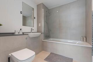 Cosy West London Apartment near Heathrow Sleeps 6 - 6