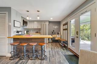 Pet Friendly duplex, 8 min to Stratton with fire pit, wood stove, BBQ grill - 8