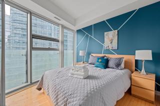 2 Bedroom Condo CN Tower & Lake View Balcony - 0