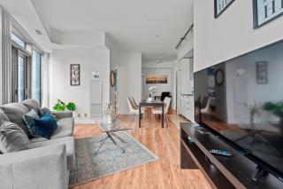 2 Bedroom Condo CN Tower & Lake View Balcony - 1