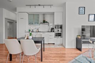 2 Bedroom Condo CN Tower & Lake View Balcony - 4