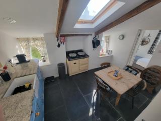 Quaint Cottage in Quiet Coastal Village - 4