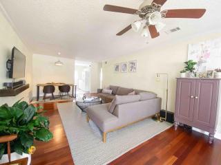 2BR Modern & Cozy Condo with Parking - 8